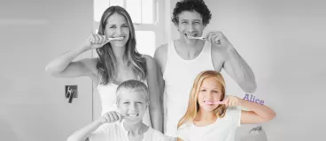 10 choses à apprendre à Alice sur le brossage des dents Fillette montrant sa brosse à dent
