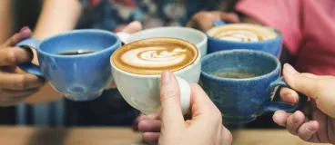 Des amis s’apprêtent à déguster un bon café 