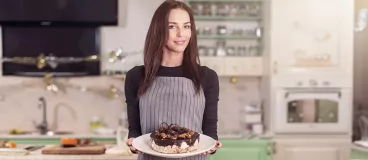 Une cuisinière novice en patisserie réalise un gateau au chocolat