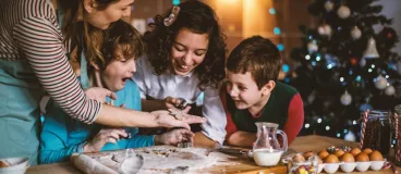 Une famille cuisine pendant les vacances de noël 