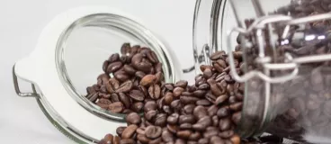 Des grains de café dans un pot 