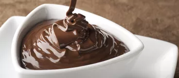 Une sauce au chocolat onctueuse dans un récipient