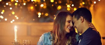 Déco inspirée pour dîner en amoureux Des amoureux fêtent la Saint-Valentin