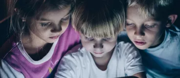 Ecrans et enfants : conseils pour une gestion harmonieuse Des enfants face à un écran