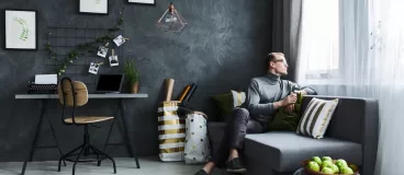 Un homme dans un salon bien décoré 