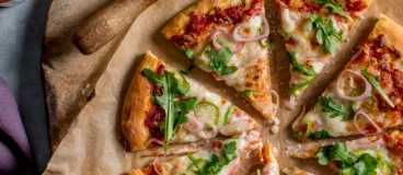 Une pizza Margarita sauce épicée au miel et TABASCO®