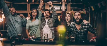 Un couple qui encourage son équipe de football à la maison