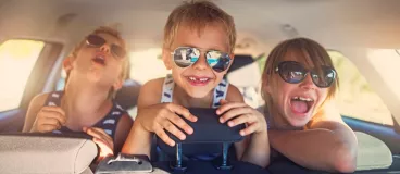 Des enfants s’amusent en voiture