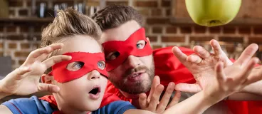 Un père et son fils jouent en prenant le goûter avec Petit Ecolier