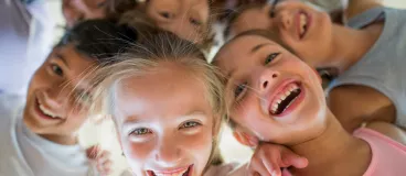 Kit de survie pour réussir un goûter d’enfants Un groupe d’enfants lors d’un goûter avec Milka