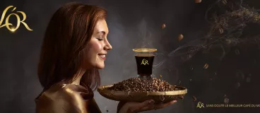 Une femme déguste un bon café L’Or®