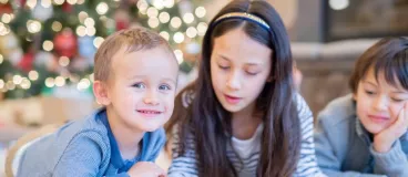 Des enfants attendent le Père Noël