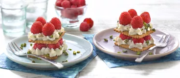 Millefeuille de biscuits Thé de LU® aux framboises et pistache