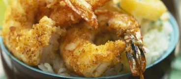 Crevettes panées à la noix de coco et riz à l'ananas