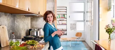 Une femme dans sa cuisine