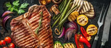 De la viande et des légumes grillés sur une Pierrade®