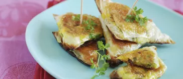 Samoussas de pomme de terre au curcuma et aux herbes