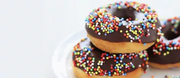 Donuts au chocolat et vermicelles de couleur