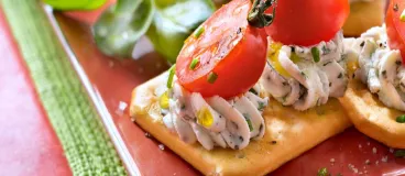 Tartine de TUC® Break, fromage aux herbes et tomates cerise