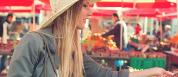 Craquez pour les fruits et légumes de printemps ! Une femme fait le plein de fruits et légumes de printemps au marché.