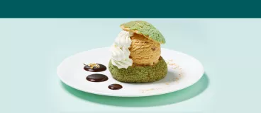 Un dessert glacé avec du matcha