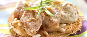 Tartine d'houmous et escalopes de veau aux pignons avec Pelletier®