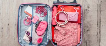 On fait ses valises ! Une valise ouverte posée sur le sol