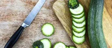 Des courgettes sur une planche à découper