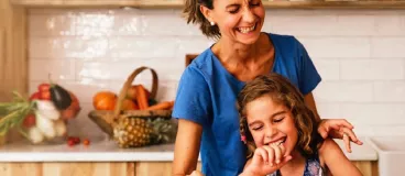 Un gâteau tout-choco bien salissant, c’est permis ! Cuisiner en famille une recette salissante avec Sun®