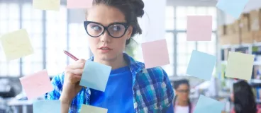 Une femme rédige des post-it