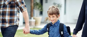 Un petit garçon va à l’école le jour de la rentrée