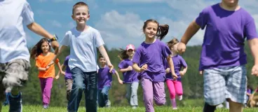 Un groupe d’enfant dans un champ