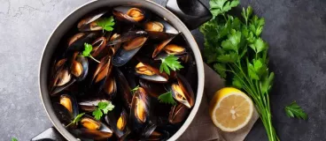 Une cocotte de moules posée sur une table