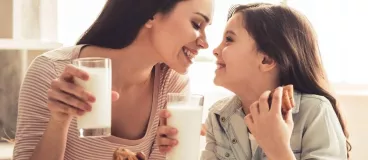 Une mère et sa fille partagent un goûter