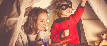 Une maman fait la lecture à son enfant