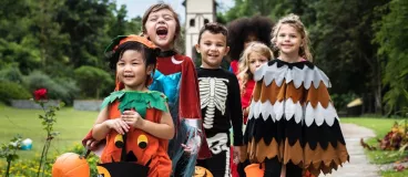 Des enfants déguisés fêtent  Halloween