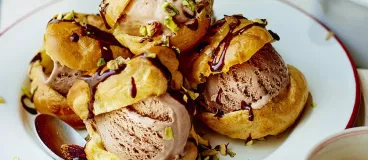 Profiteroles choco-noisette et éclats de pistache