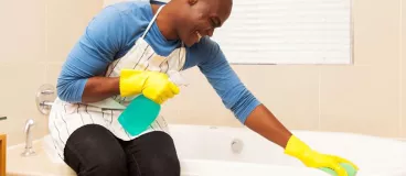 Astuces et bonnes idées pour une salle de bain rutilante Un homme nettoie la salle de bain