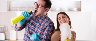 Les astuces ménage des membres Ma vie en couleurs Un homme et une femme faisant un clin d’œil, pour faire écho aux astuces qu’ils proposent.