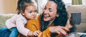 Nos conseils pour bien travailler depuis chez soi Une femme fait du télétravail