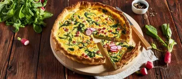 Une quiche antigaspillage aux fanes de radis et dés de jambon 