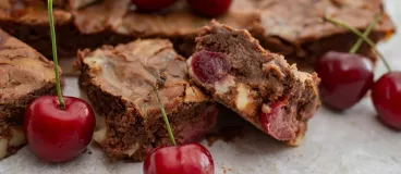 Brownie aux noix de macadamia et cérises