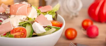 Salade de mozzarella, tomates et pomme fruit avec Amora ®