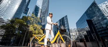 femme sur vélo de ville jaune