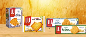 Découvrez les secrets des recettes régionales LU® Des packs de biscuits LU sur une table avec en fond un champ de blé