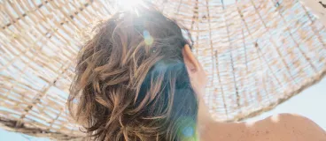 Une jeune femme allongée sur la plage au soleil