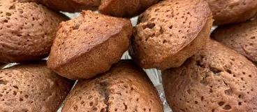 Assiette pleine de madeleines au chocolat fait maison à l’extérieur 