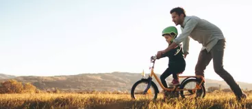 Un enfant qui fait du vélo