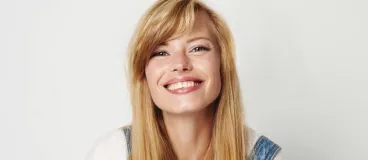 Le secret pour optimiser la pousse des cheveux Cheveux blonds. Soin des cheveux. Jeune femme souriante. Cheveux longs. Cheveux brillants.