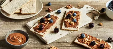 Des Cracotte recouvertes de Patamilka et de fruits sont sur une table 